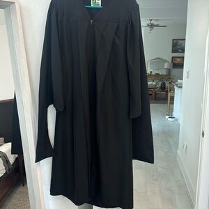 Cap and gown cover for graduation. Only have gown available. Size 5’3”-5’4”.
